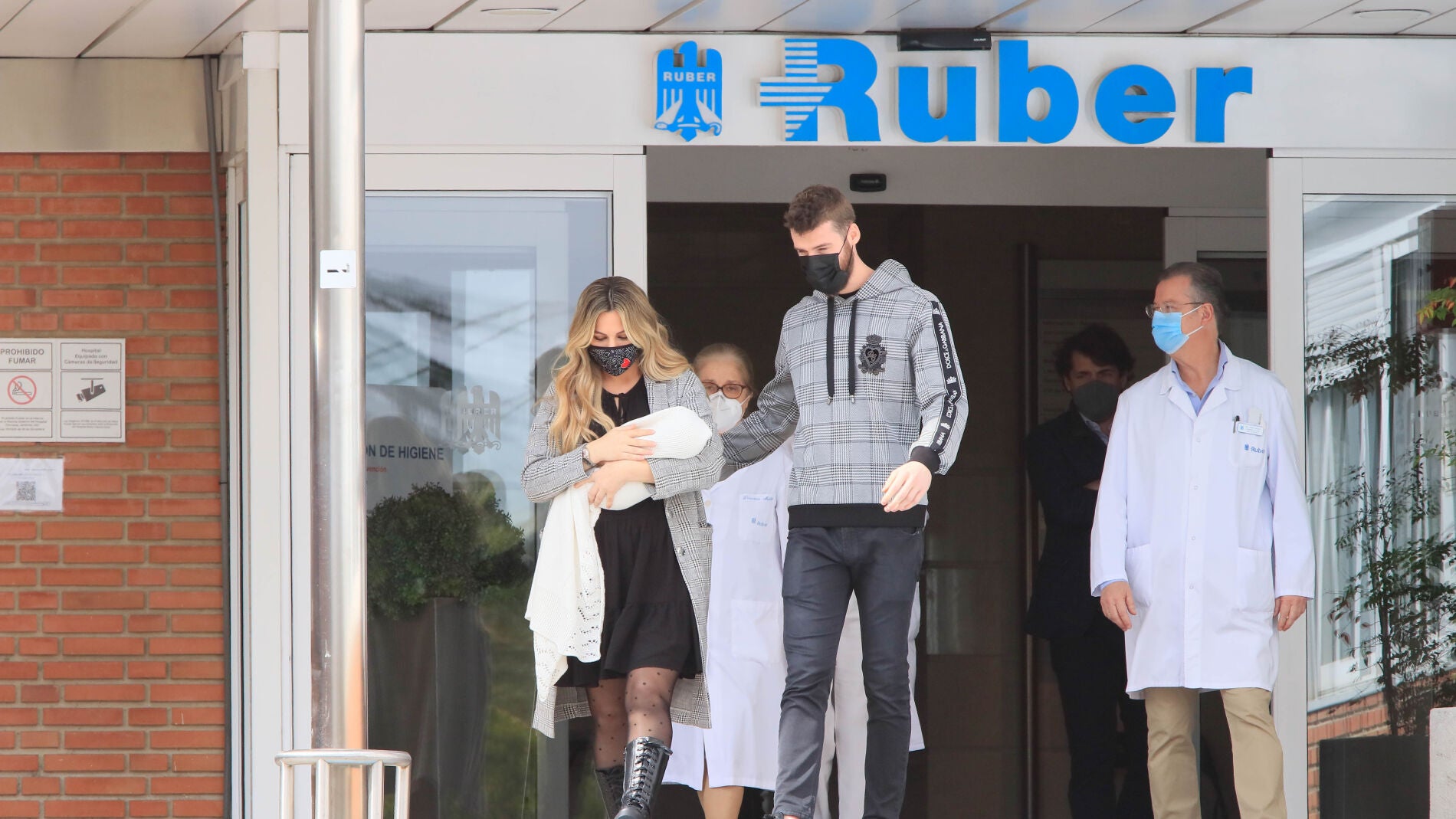 Edurne y David de Gea a la salida del Hospital