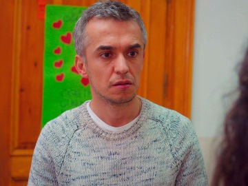 Ugur, a punto de besar a la profesora de Öykü ante toda la clase