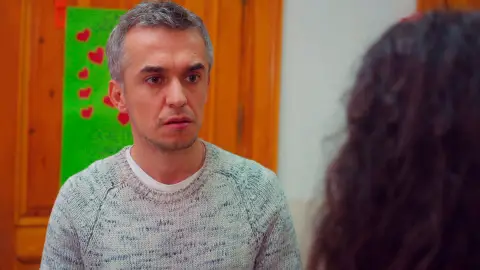 Ugur, a punto de besar a la profesora de Öykü ante toda la clase 'Mi hija'