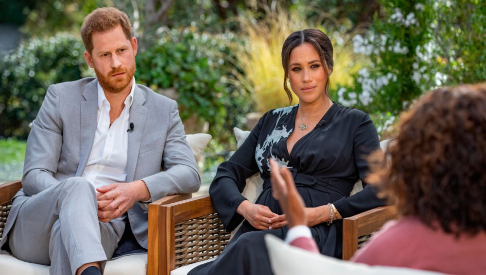 El Príncipe Harry y Meghan Markle en un momento de la entrevista con Oprah