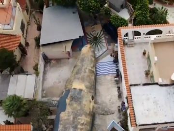 Escultura de una ballena en un jardín de Mojácar.