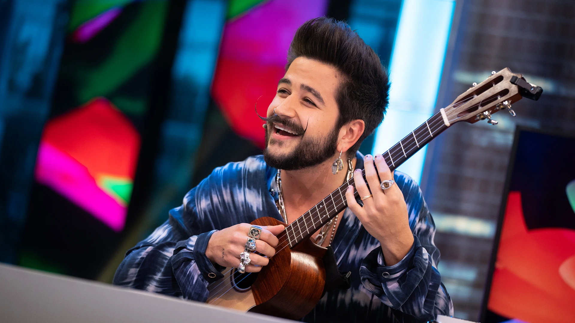 Camilo canta en directo en 'El Hormiguero 3.0' en homenaje a su madre por el Día de la Mujer Camilo canta en directo en 'El Hormiguero 3.0' en homenaje a su madre por el Día de la Mujer