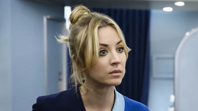 Kaley Cuoco en 'The Flight Attendant' Interpretando el papel de la azafata Cassie Bowden