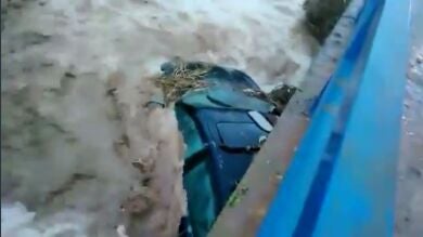 Rescatan a un hombre atrapado en su vehículo que fue arrastrado por las inundaciones en Murcia 