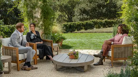 El príncipe Harry y Meghan Markle durante una entrevista con Oprah El príncipe Harry y Meghan Markle durante una entrevista con Oprah