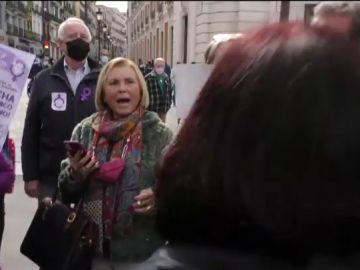 Manifestación 8 marzo Madrid: Enfrentamientos en la Puerta del Sol con los grupos feministas