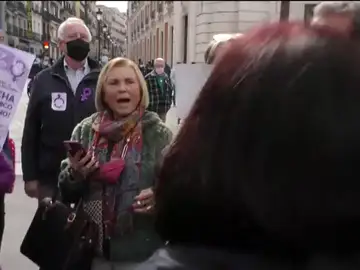 Manifestación 8 marzo Madrid: Enfrentamientos en la Puerta del Sol con los grupos feministas Manifestación 8 marzo Madrid: Enfrentamientos en la Puerta del Sol con los grupos feministas