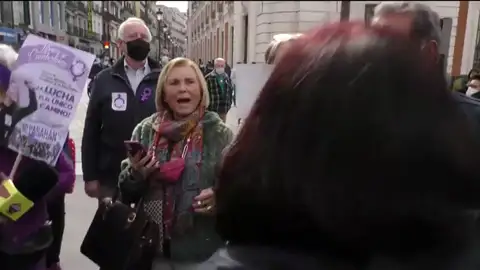 Manifestación 8 marzo Madrid: Enfrentamientos en la Puerta del Sol con los grupos feministas Manifestación 8 marzo Madrid: Enfrentamientos en la Puerta del Sol con los grupos feministas