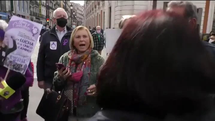 Manifestación 8 marzo Madrid: Enfrentamientos en la Puerta del Sol con los grupos feministas Manifestación 8 marzo Madrid: Enfrentamientos en la Puerta del Sol con los grupos feministas