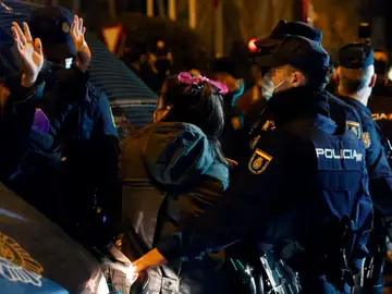 Tensión entre la Policía y una manifestante del 8M en Madrid. Tensión entre la Policía y una manifestante del 8M en Madrid.