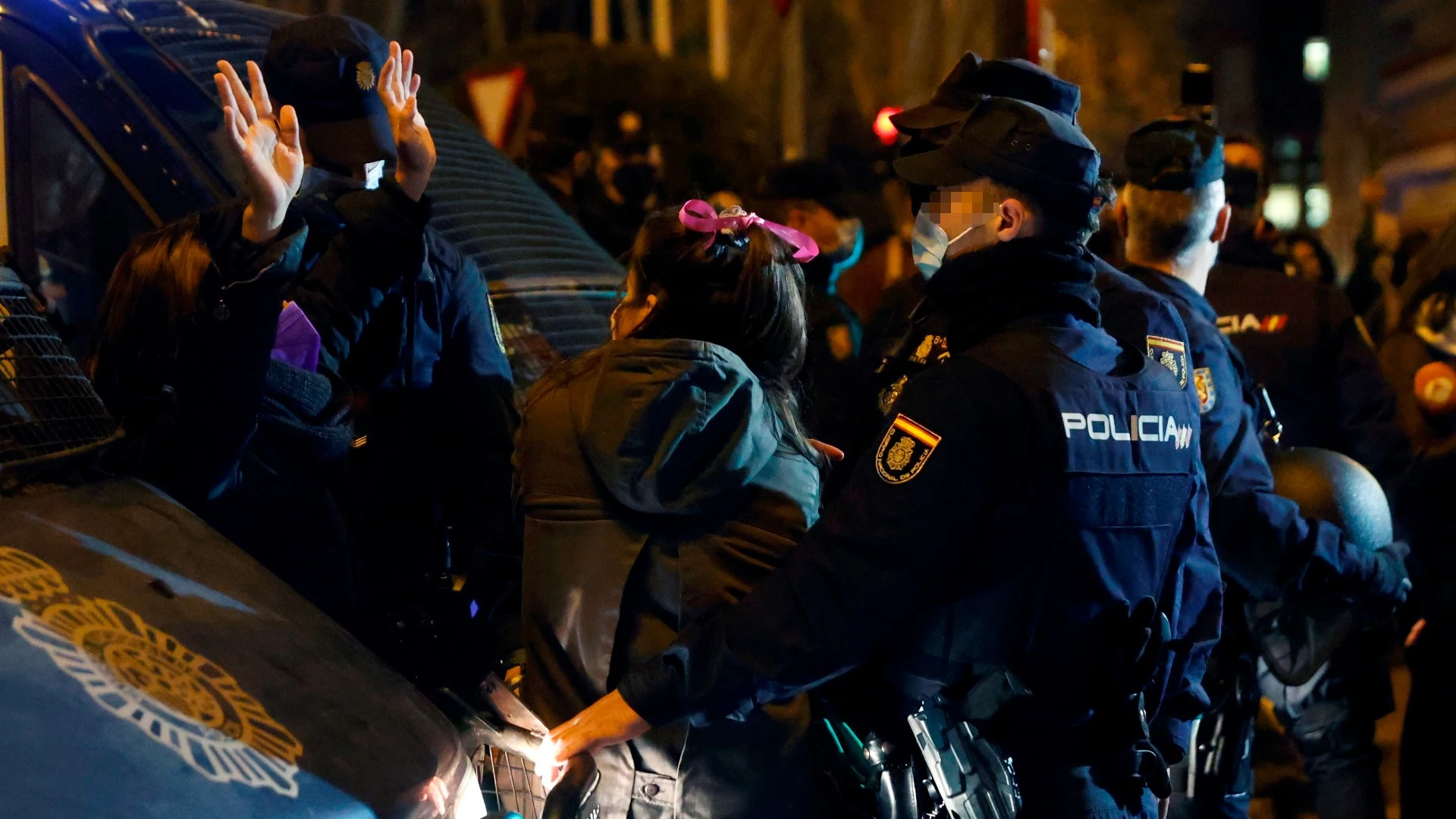 Tensión entre la Policía y una manifestante del 8M en Madrid. Día Internacional de la Mujer 2021