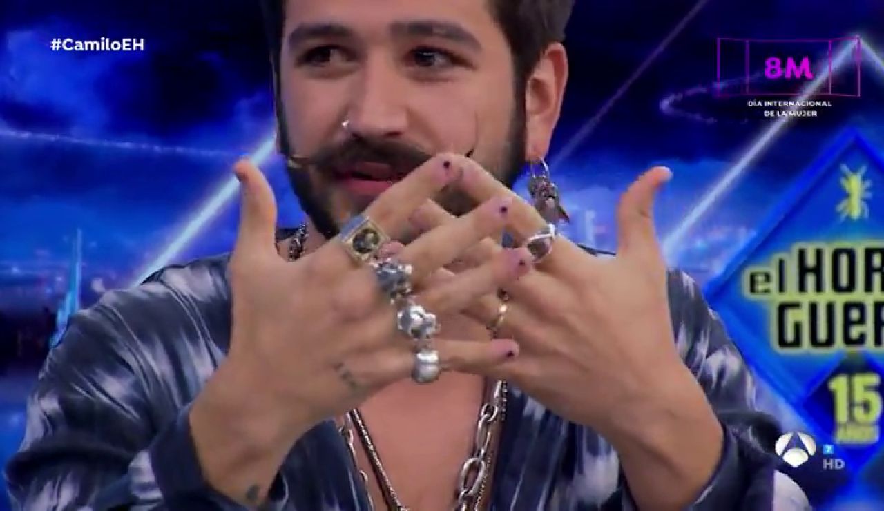 El secreto de las manos de Camilo: de sus anillos a la razón de los puntos en sus uñas El secreto de las manos de Camilo: de sus anillos a la razón de los puntos en sus uñas