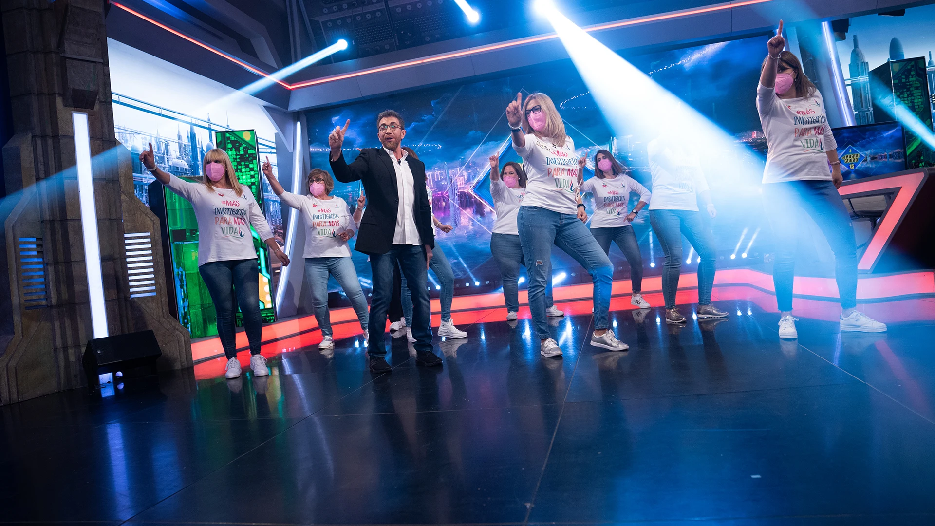 Baile homenaje al Día de la Mujer en 'El Hormiguero 3.0' con dedicatoria especial a las luchadoras de cáncer de mama
