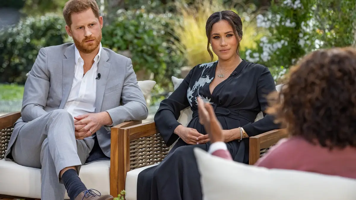 El pr&iacute;ncipe Harry y Meghan Markle en su entrevista con Oprah Winfrey