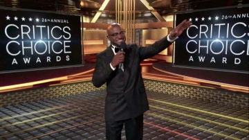Taye Diggs presentando los Critics' Choice Awards 2021
