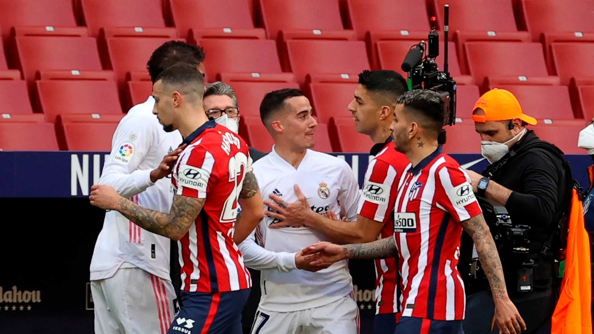 Rifirrafe entre Lucas Vázquez y Luis Suárez Rifirrafe entre Lucas Vázquez y Luis Suárez