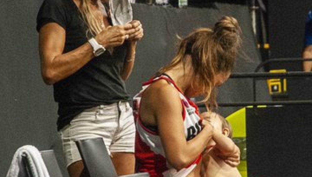 Antonella González, la jugadora de baloncesto que amamantó a su bebé en el descanso de un partido
