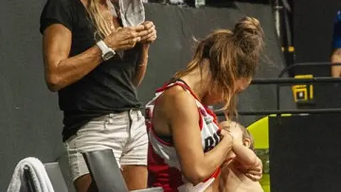 Antonella González, la jugadora de baloncesto que amamantó a su bebé en el descanso de un partido Antonella González, la jugadora de baloncesto que amamantó a su bebé en el descanso de un partido