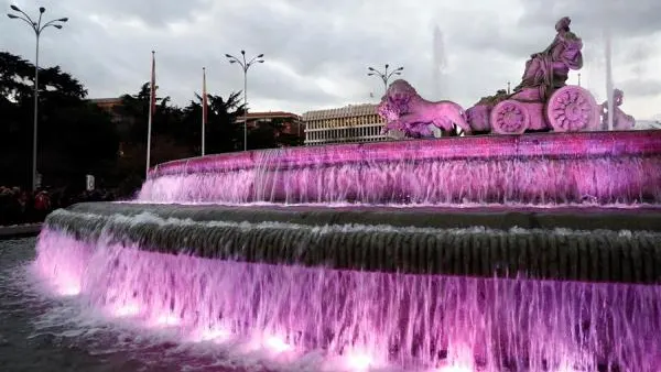 Imagen de la la Plaza de Cibeles te&ntilde;ida de morado