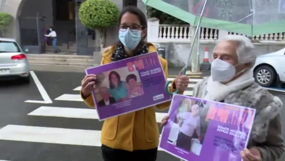 Seis municipios canarios empapelan sus calles con el rostro de sus vecinas por el Día de la Mujer