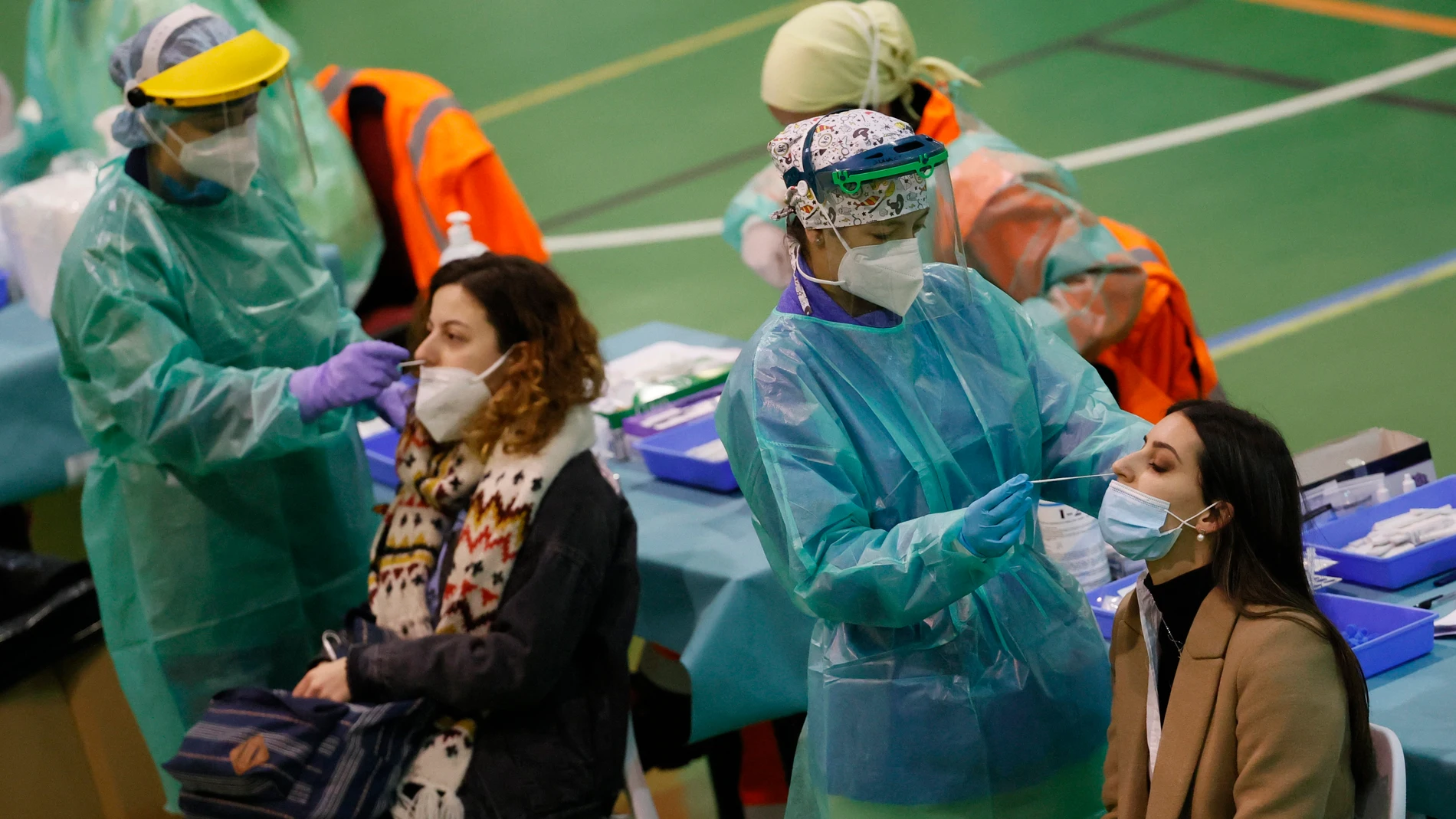 Cae la incidencia acumulada del coronavirus en España, que abandona el nivel de riesgo alto Cae la incidencia acumulada del coronavirus en España, que abandona el nivel de riesgo alto