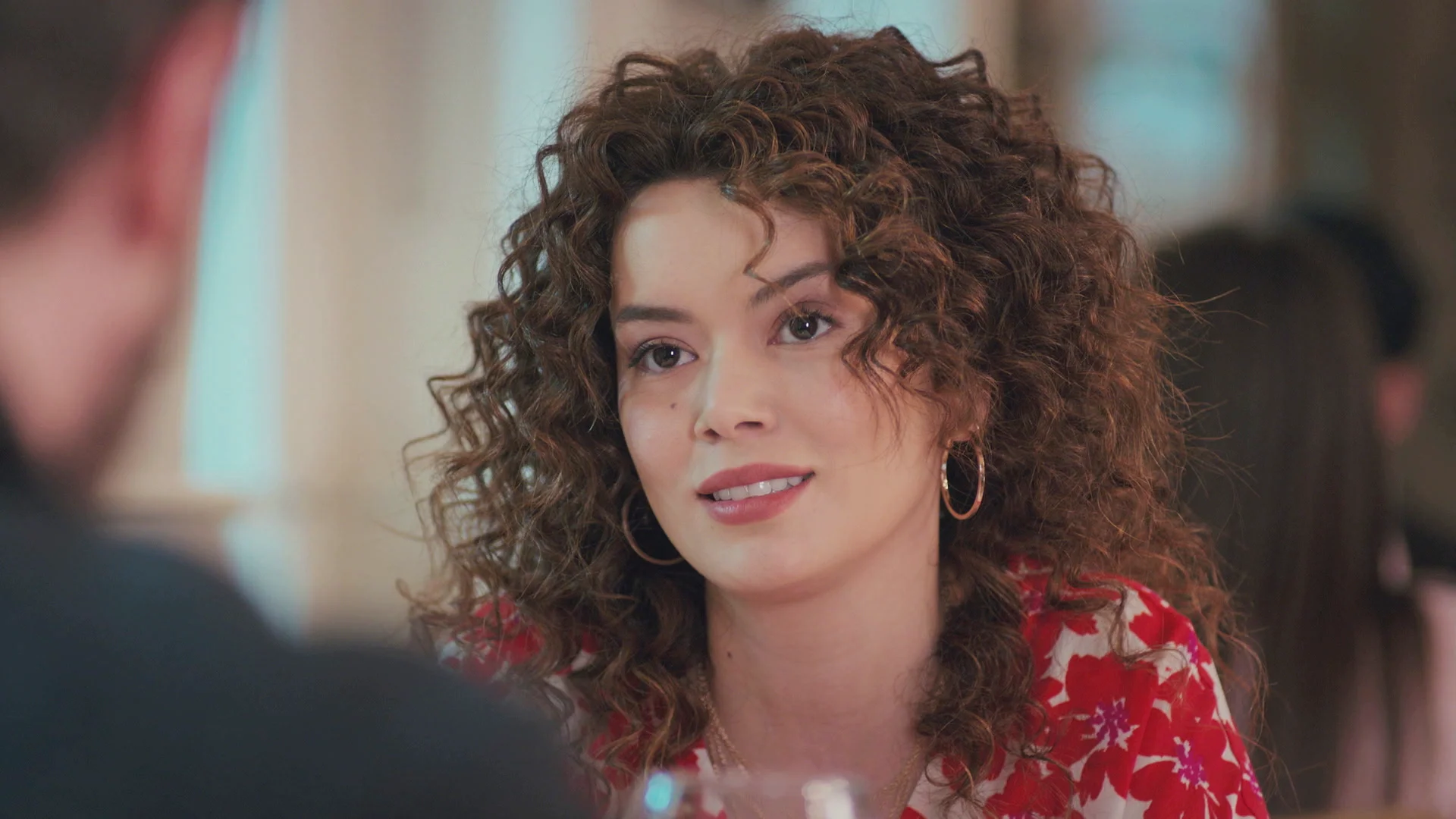 Sirin miente a Emre para no perderle: “Me acosó el marido de mi hermana” Sirin miente a Emre para no perderle: “Me acosó el marido de mi hermana”
