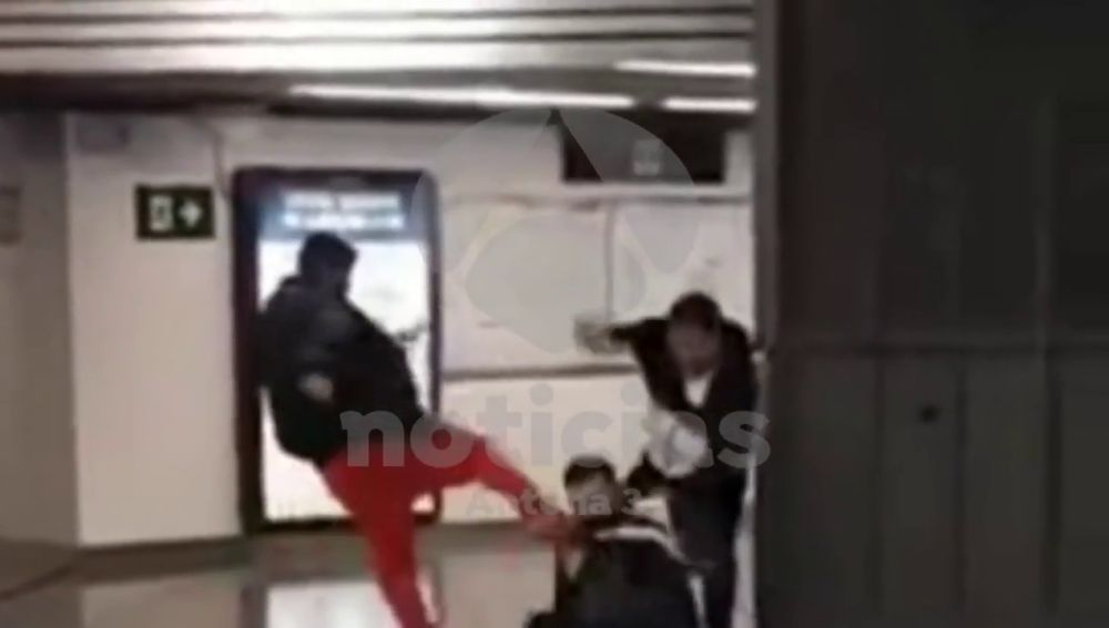 Brutal agresión de dos hombres a un vigilante de Renfe en la estación de Sagrera-Meridiana, Barcelona