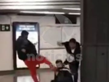 Brutal agresión de dos hombres a un vigilante de Renfe en la estación de Sagrera-Meridiana, Barcelona