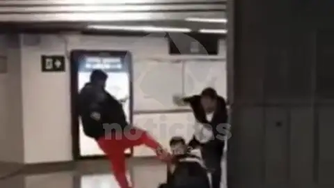 Brutal agresión de dos hombres a un vigilante de Renfe en la estación de Sagrera-Meridiana, Barcelona Brutal agresión de dos hombres a un vigilante de Renfe en la estación de Sagrera-Meridiana, Barcelona