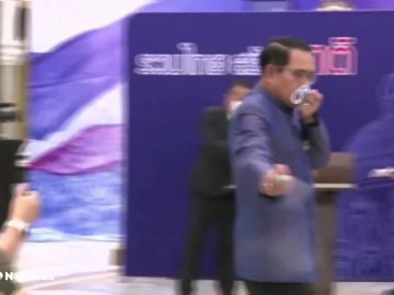 El primer ministro de Tailandia rocía con alcohol a los periodistas tras alguna pregunta incómoda