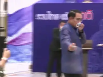 El primer ministro de Tailandia rocía con alcohol a los periodistas tras alguna pregunta incómoda El primer ministro de Tailandia rocía con alcohol a los periodistas tras alguna pregunta incómoda