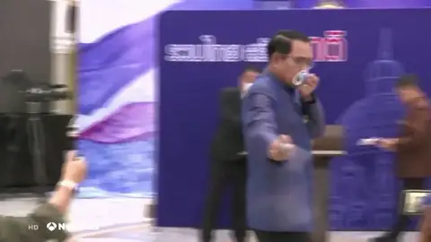 El primer ministro de Tailandia rocía con alcohol a los periodistas tras alguna pregunta incómoda El primer ministro de Tailandia rocía con alcohol a los periodistas tras alguna pregunta incómoda