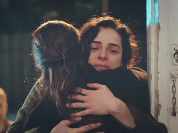 Bahar se presenta en casa de Hatice y Enver con la incómoda presencia de Sarp Bahar se presenta en casa de Hatice y Enver con la incómoda presencia de Sarp