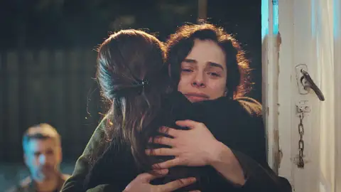 Bahar se presenta en casa de Hatice y Enver con la incómoda presencia de Sarp Bahar se presenta en casa de Hatice y Enver con la incómoda presencia de Sarp