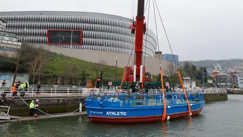 Así ha sido la prueba de flotación de la gabarra en la ría de Bilbao Así ha sido la prueba de flotación de la gabarra en la ría de Bilbao