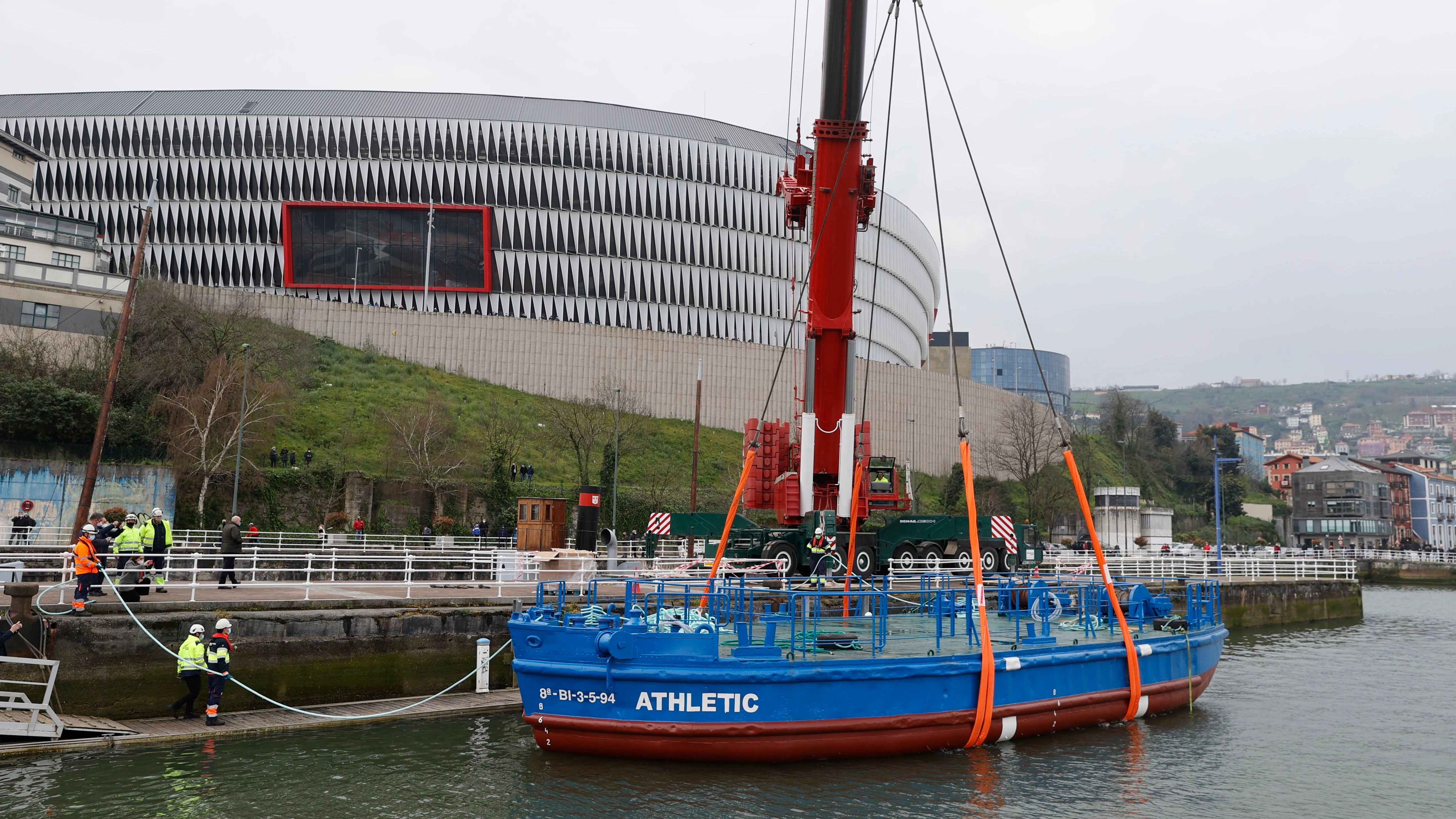 Así ha sido la prueba de flotación de la gabarra en la ría de Bilbao Así ha sido la prueba de flotación de la gabarra en la ría de Bilbao