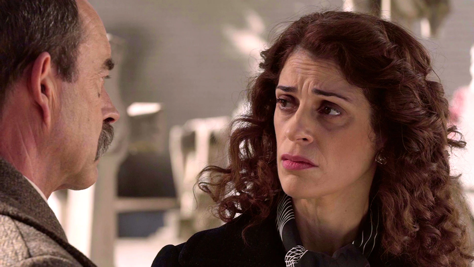 María, sorprendida con la reacción de Beltrán ante la tumba de Tito
