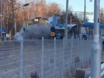 Un tren cocha frontalmente contra un bus atrapado en las vías en Suecia