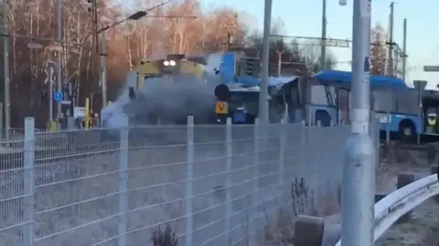 Un tren cocha frontalmente contra un bus atrapado en las vías en Suecia Un tren cocha frontalmente contra un bus atrapado en las vías en Suecia