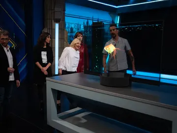 El primer televisor transparente deja a todos alucinados en 'El Hormiguero 3.0' El primer televisor transparente deja a todos alucinados en 'El Hormiguero 3.0'