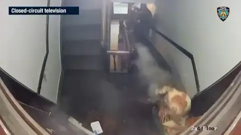 El impactante vídeo en el que un hombre dispara a varios policías en Nueva York Un vídeo muestra el momento en que un hombre dispara a varios Policías en Nueva York