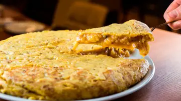 Imagen de archivo de una tortilla de patata. Imagen de archivo de una tortilla de patata.