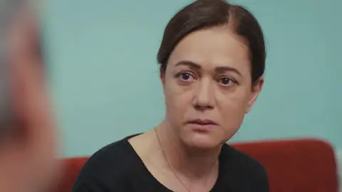 Hatice descubre el sorprendente motivo por el que Sirin y Emre deben romper Hatice descubre el sorprendente motivo por el que Sirin y Emre deben romper