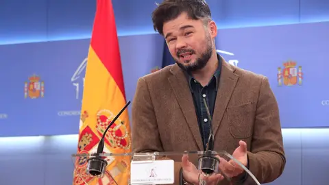 Gabriel Rufián durante la rueda de prensa en el Congreso Gabriel Rufián durante la rueda de prensa en el Congreso