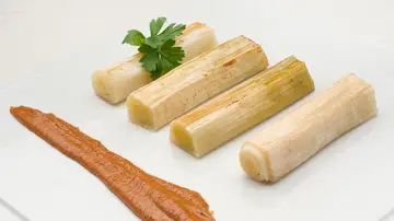 La receta de Arguiñano que mejora el tránsito intestinal: puerros asados con romesco
