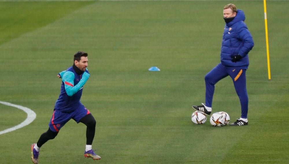 Koeman observa a Messi en un entrenamiento