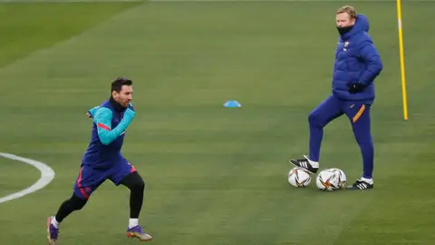 Koeman observa a Messi en un entrenamiento Koeman observa a Messi en un entrenamiento