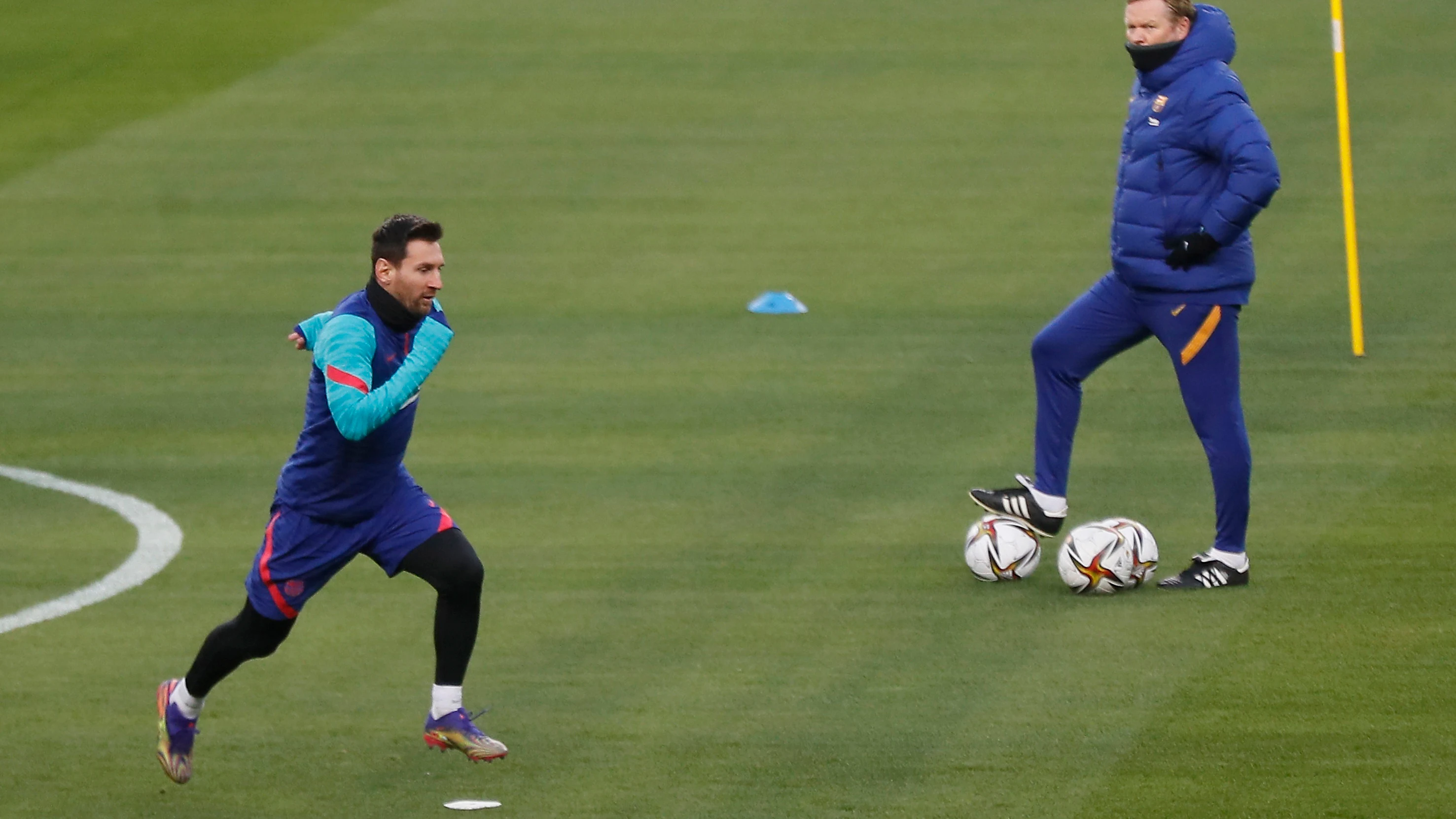 Koeman observa a Messi en un entrenamiento Koeman observa a Messi en un entrenamiento