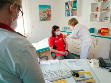 Una mujer recibe la vacuna en Alemania