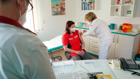 Una mujer recibe la vacuna en Alemania Una mujer recibe la vacuna en Alemania